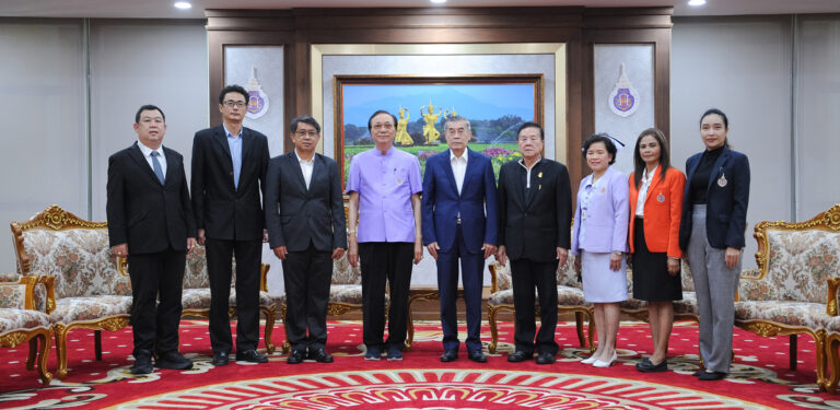 ผู้บริหารต้อนรับ ดร.สมศักดิ์ ลีสวัสดิ์ตระกูล ประธานบริษัทฯ