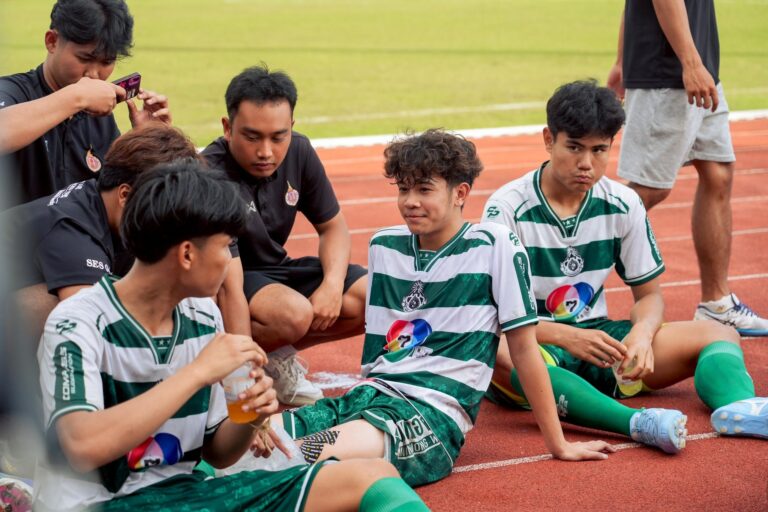 สนามตุมปังแทบแตก! หมอนทองวิทยา ปะทะ ม.วลัยลักษณ์ ประชาชนแห่ชมล้นอัฒจันทร์สนามเกือบแตก
